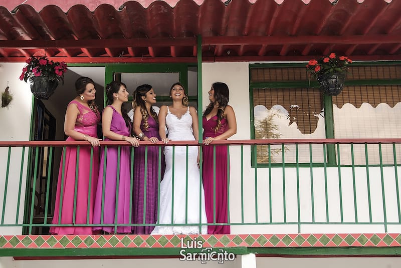 Vestido de novia con delicados brillos y destellos. Vestidos de novia Anne Veneth, Colombia www.anneveneth.com