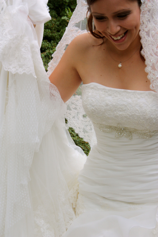 Vestido de novia tipo sirena elaborado para un matrimonio en Europa. Vestidos de novia Anne Veneth, Ibagué, Colombia